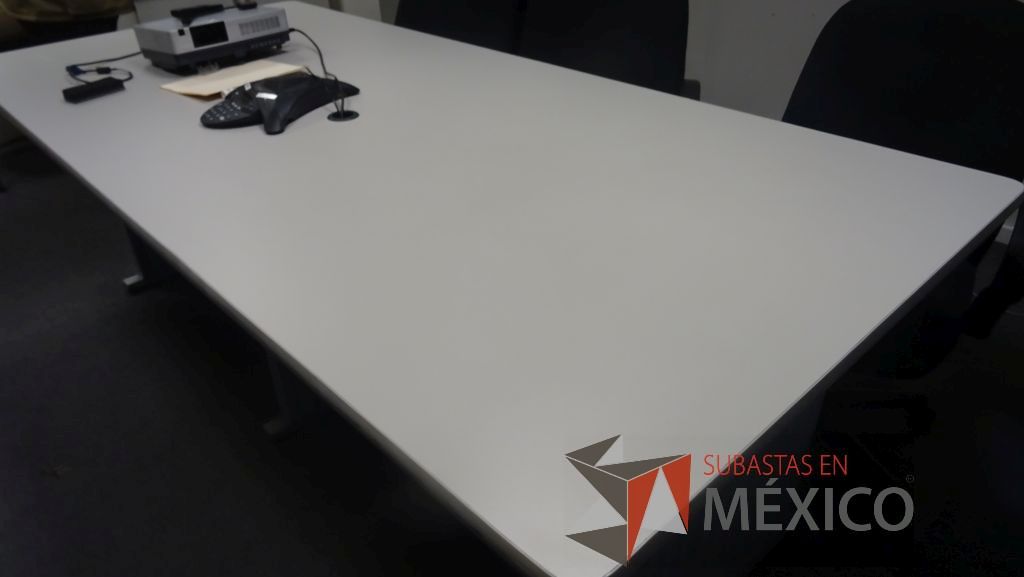 Lote 378 - Pizarrón blanco y mesa de sala de juntas para 6 personas - Imagen 5