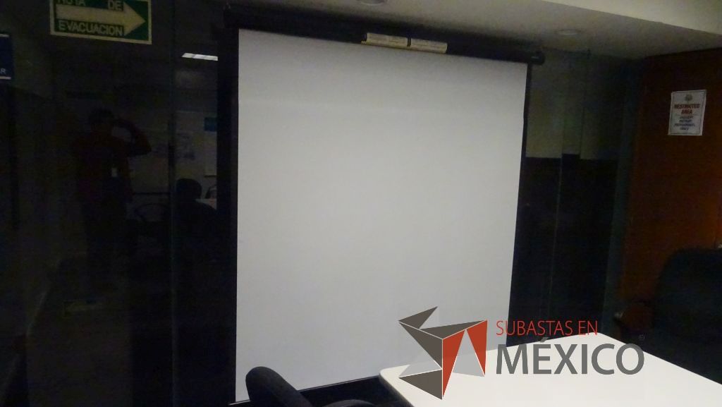 Lote 380 - Estación de trabajo para 8 personas conformado por 8 escritorios y pantalla manual - Imagen 6