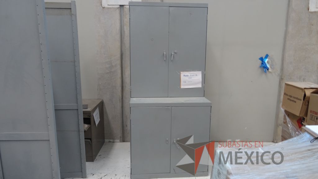 Lote 016 - Gabinete metálico de 4 puertas con entrepaños