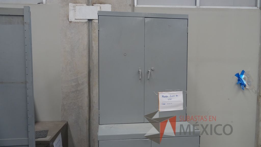 Lote 016 - Gabinete metálico de 4 puertas con entrepaños - Imagen 2