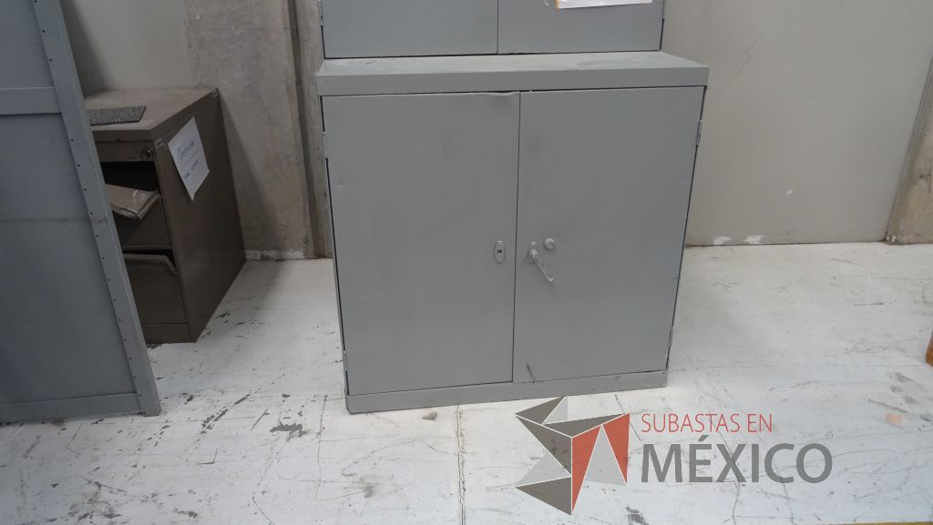 Lote 016 - Gabinete metálico de 4 puertas con entrepaños - Imagen 3