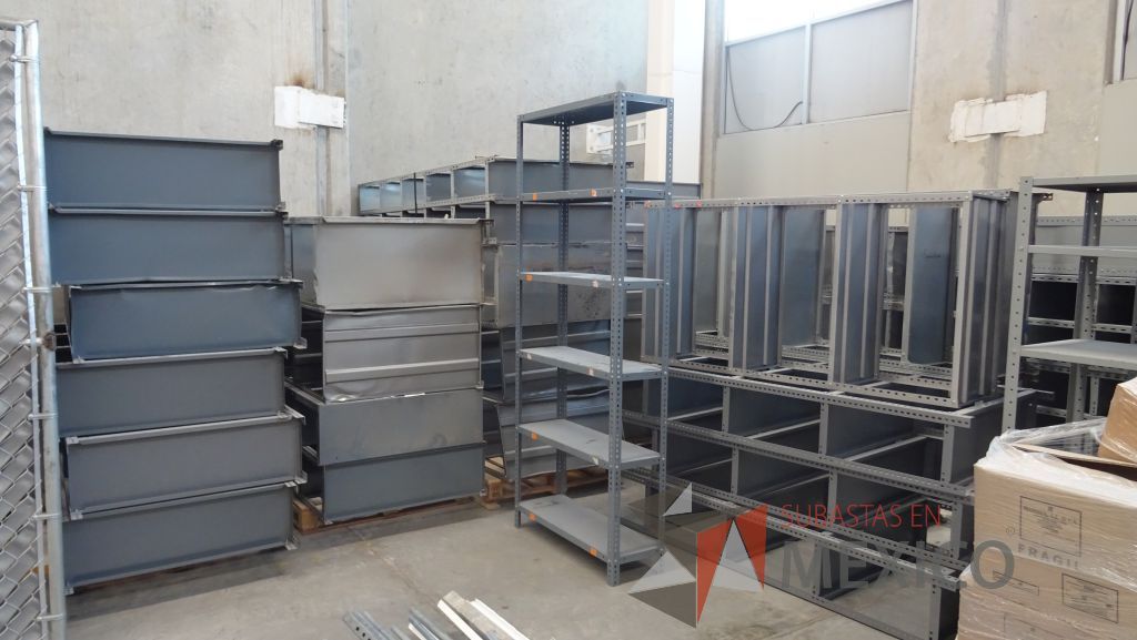 Lote 007 - 61 Rack´s metálicos de diferentes modelos y tamaños - Imagen 8