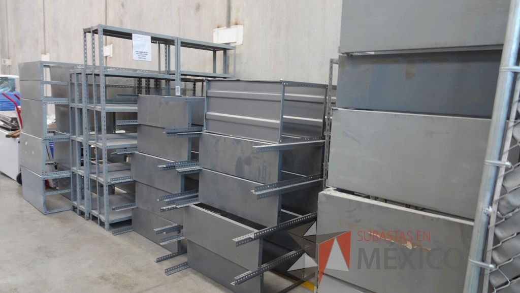 Lote 007 - 61 Rack´s metálicos de diferentes modelos y tamaños - Imagen 10