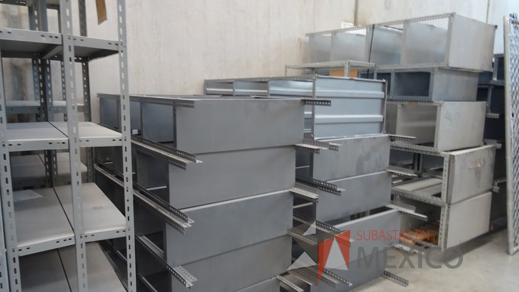 Lote 007 - 61 Rack´s metálicos de diferentes modelos y tamaños - Imagen 11