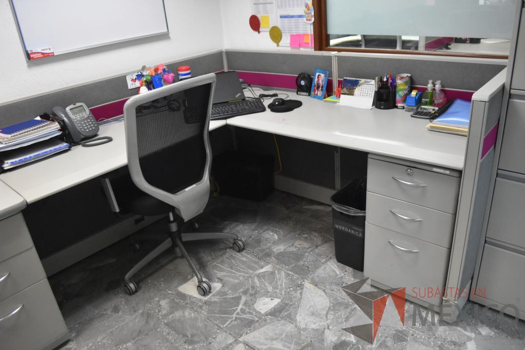 Lote 003 - Estación de trabajo para 2 personas y 4 pizarrones de varios tipos y medidas. - Imagen 3
