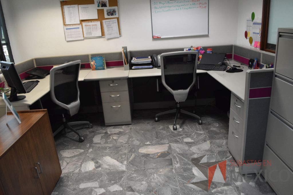 Lote 003 - Estación de trabajo para 2 personas y 4 pizarrones de varios tipos y medidas. - Imagen 4