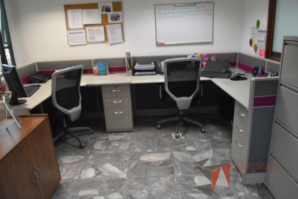 Lote 003 - Estación de trabajo para 2 personas y 4 pizarrones de varios tipos y medidas. - Imagen 5