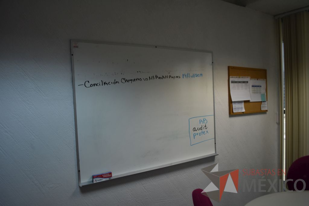 Lote 003 - Estación de trabajo para 2 personas y 4 pizarrones de varios tipos y medidas.