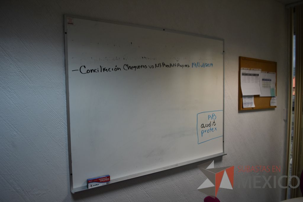 Lote 003 - Estación de trabajo para 2 personas y 4 pizarrones de varios tipos y medidas. - Imagen 8
