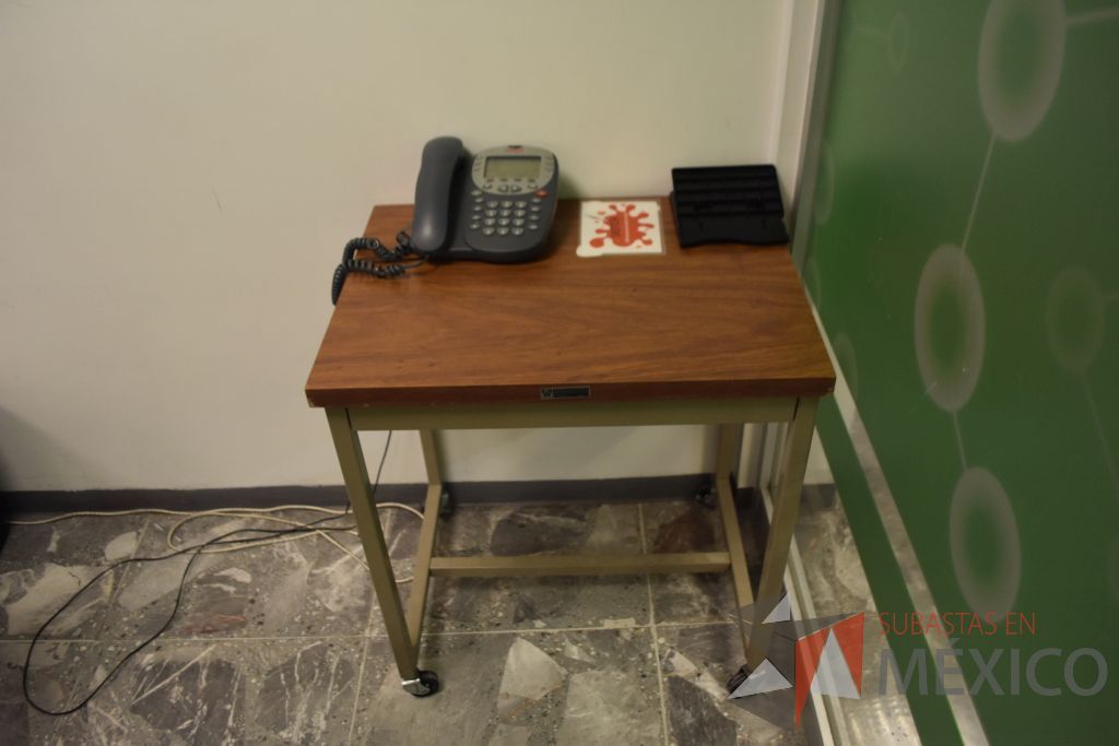 Lote 128 - Mesa de apoyo con base metálica, cubierta tipo madera y ruedas. - Imagen 3