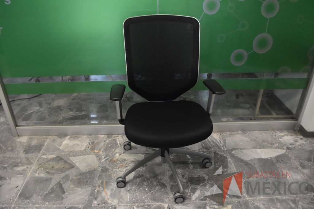 Lote 121 - 6 Sillas operativas con descansabrazos ajustables, respaldo en malla y asiento en tela color negro.