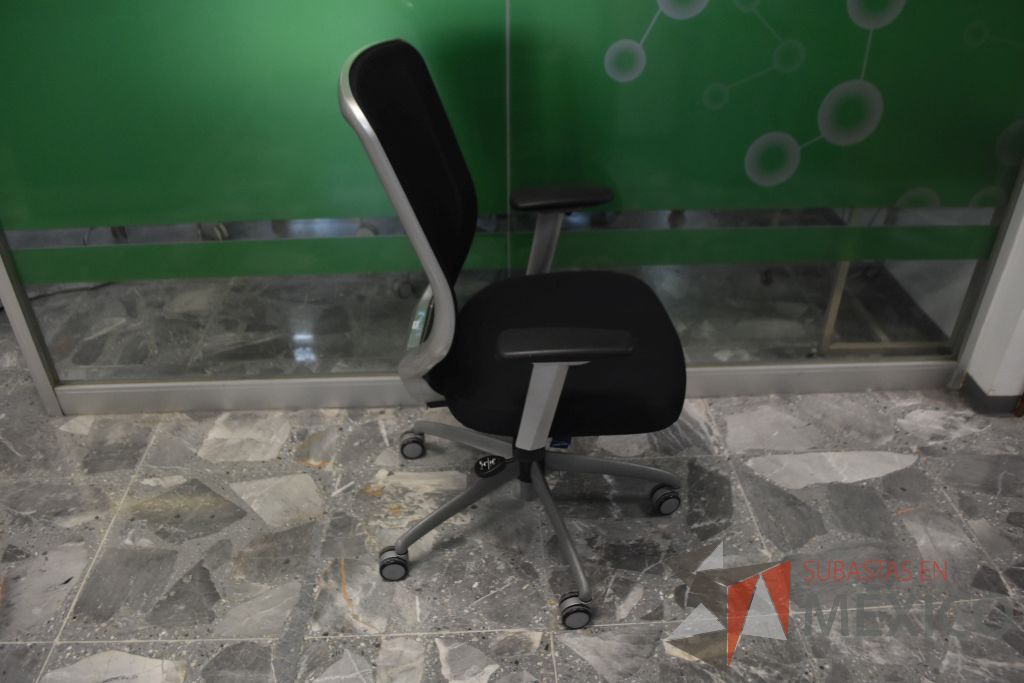 Lote 121 - 6 Sillas operativas con descansabrazos ajustables, respaldo en malla y asiento en tela color negro. - Imagen 3