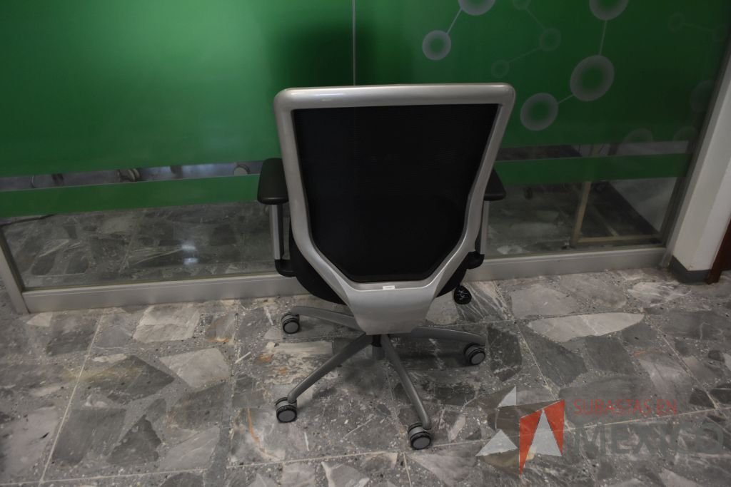 Lote 121 - 6 Sillas operativas con descansabrazos ajustables, respaldo en malla y asiento en tela color negro. - Imagen 4