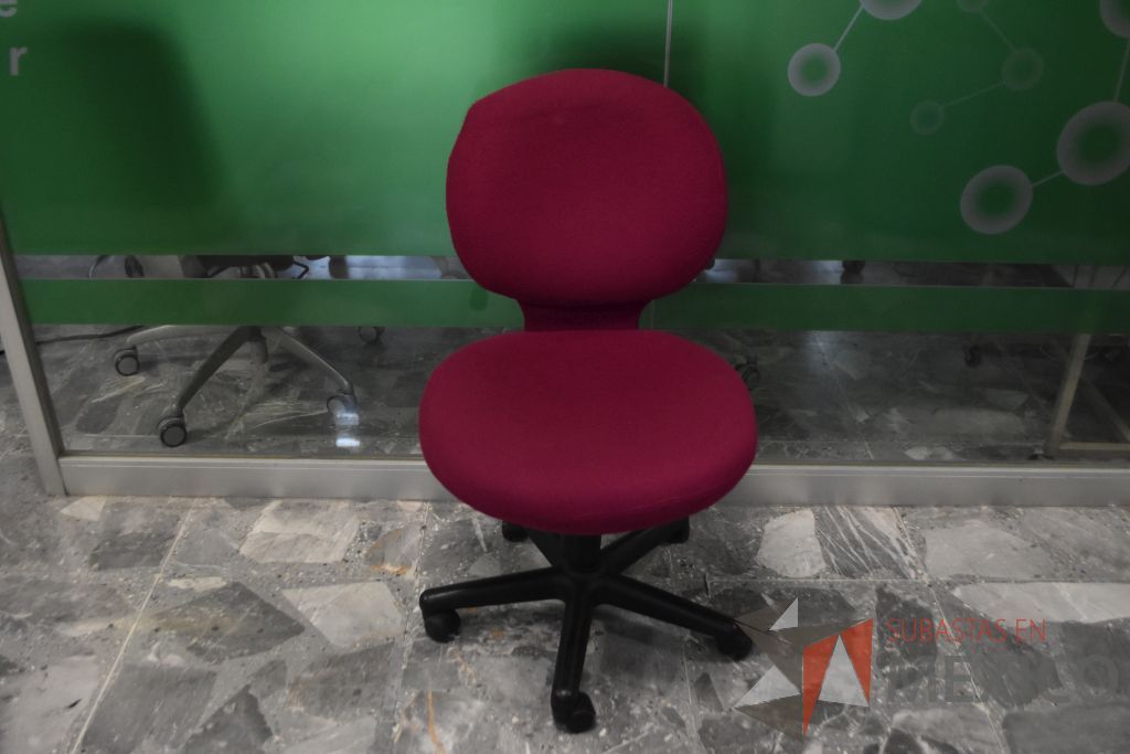 Lote 085 - 4 Sillas secretariales sin descansabrazos , respaldo y asiento en tela color rosa