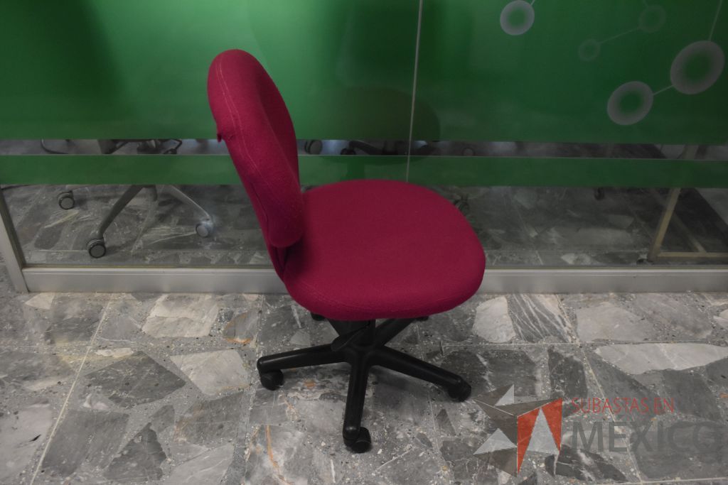 Lote 085 - 4 Sillas secretariales sin descansabrazos , respaldo y asiento en tela color rosa - Imagen 2