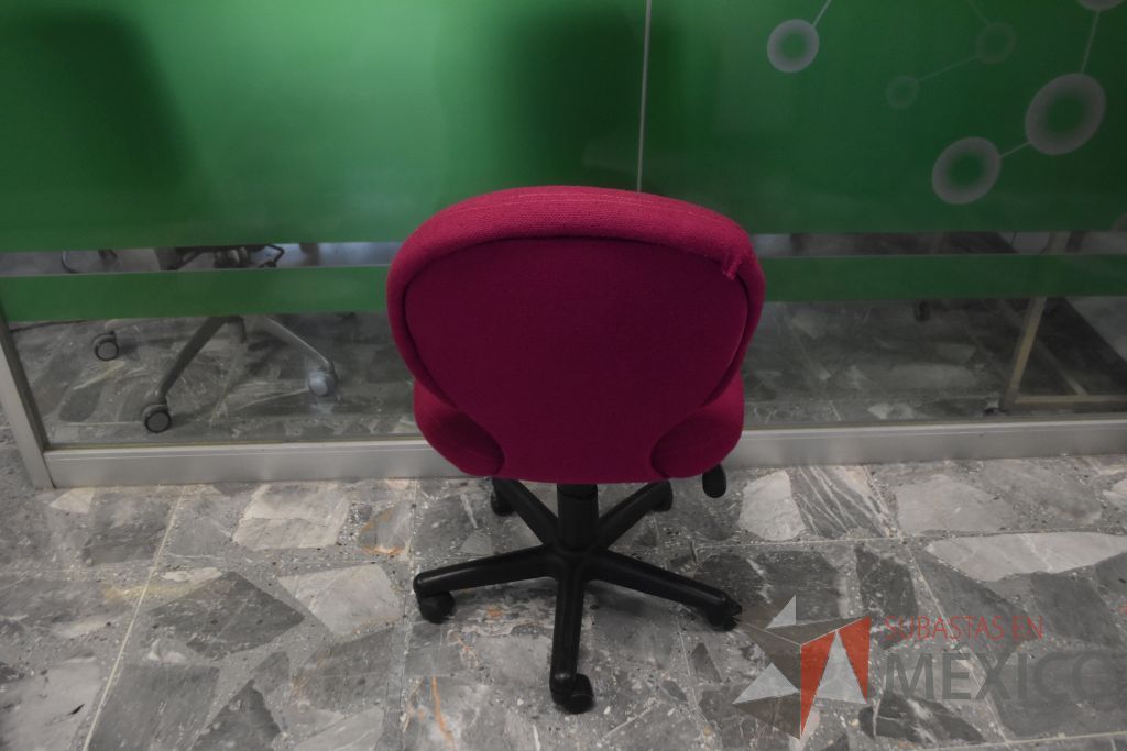 Lote 085 - 4 Sillas secretariales sin descansabrazos , respaldo y asiento en tela color rosa - Imagen 3