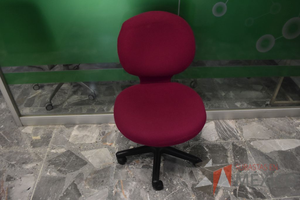 Lote 085 - 4 Sillas secretariales sin descansabrazos , respaldo y asiento en tela color rosa - Imagen 5