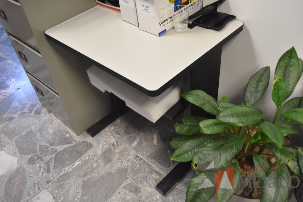 Lote 068 - Mesa de apoyo con base metálica y cubierta color blanco. - Imagen 2