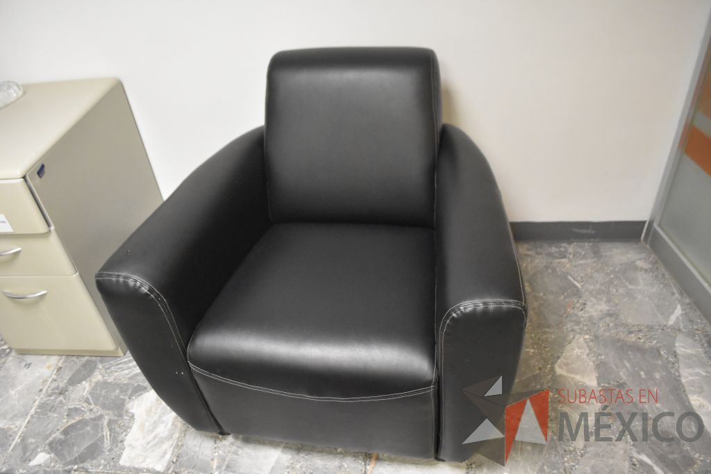 Lote 100 - 2 Sillones de 1 plaza tipo piel color negro.