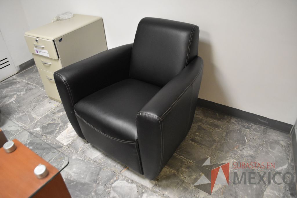 Lote 100 - 2 Sillones de 1 plaza tipo piel color negro. - Imagen 4