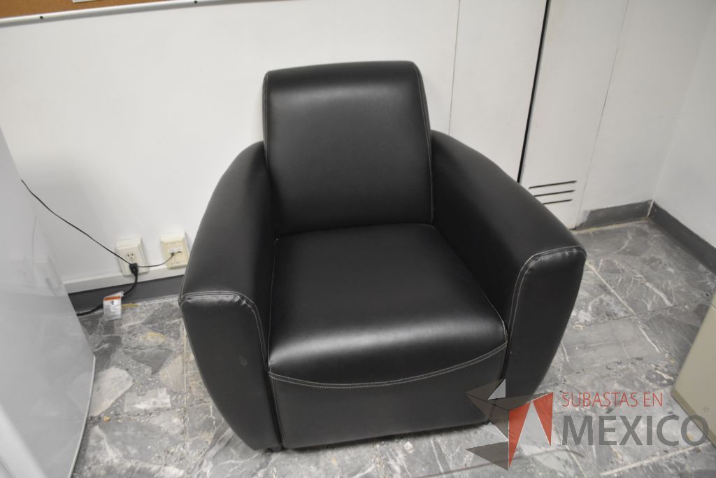 Lote 100 - 2 Sillones de 1 plaza tipo piel color negro. - Imagen 5