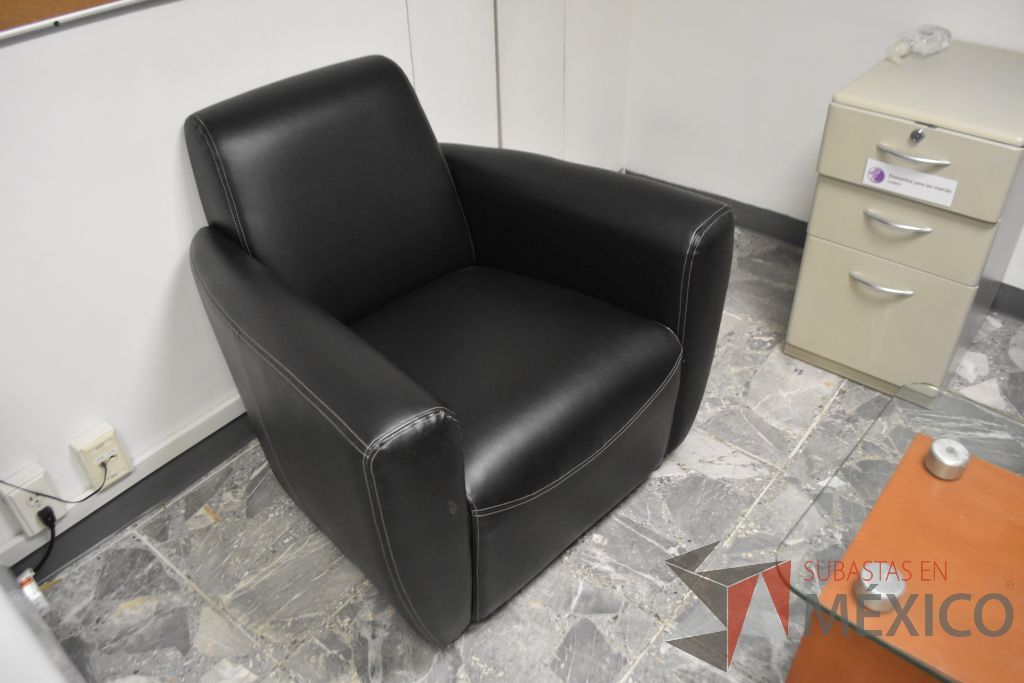 Lote 100 - 2 Sillones de 1 plaza tipo piel color negro. - Imagen 6