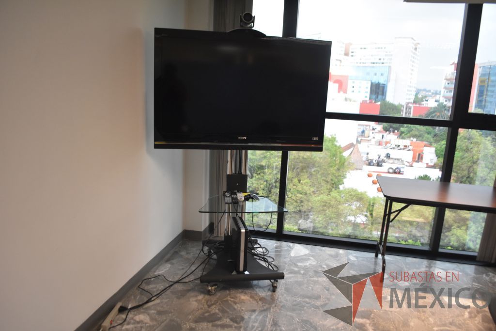Lote 105 - Pantalla de 52 pulgadas con carrito de video conferencias.