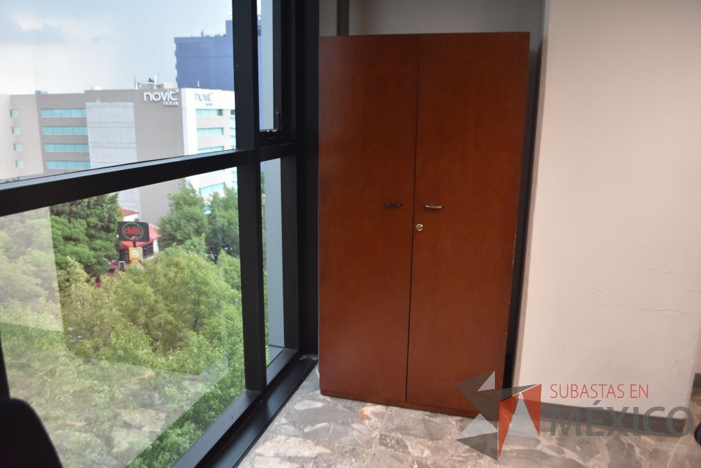 Lote 102 - Gabinete alto de 2 puertas y 2 entrepaños.