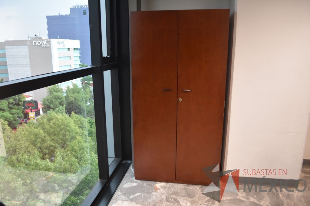 Lote 102 - Gabinete alto de 2 puertas y 2 entrepaños. - Imagen 3