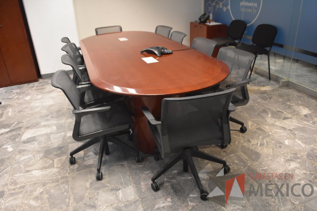 Lote 104 - Mesa de juntas de madera con accesorios para conexiones en 2 piezas para 10 personas. - Imagen 2