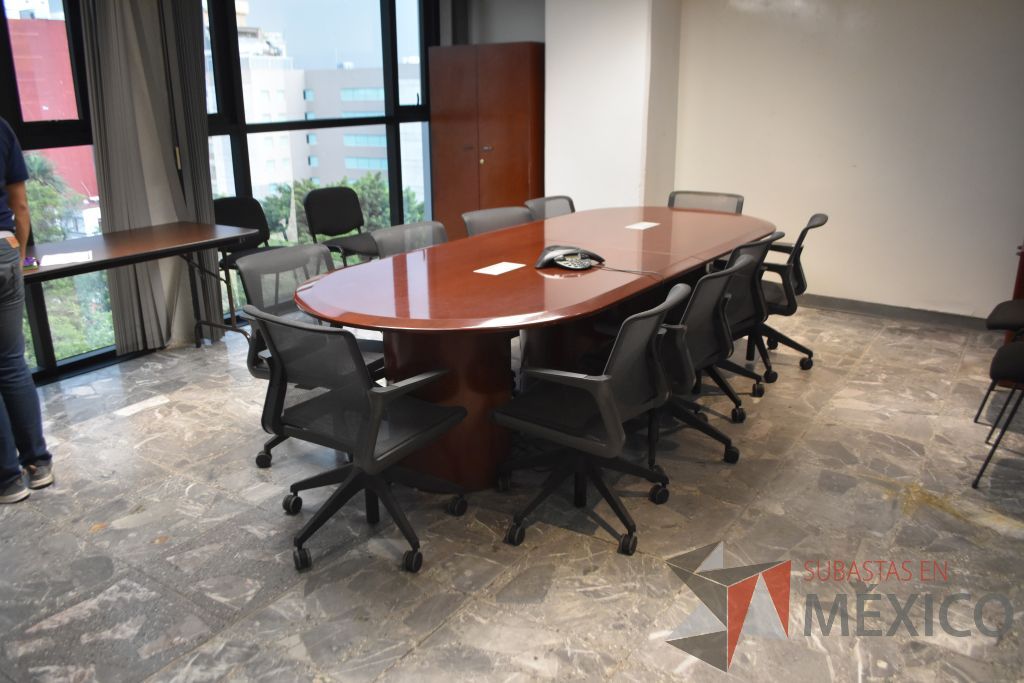 Lote 104 - Mesa de juntas de madera con accesorios para conexiones en 2 piezas para 10 personas. - Imagen 3