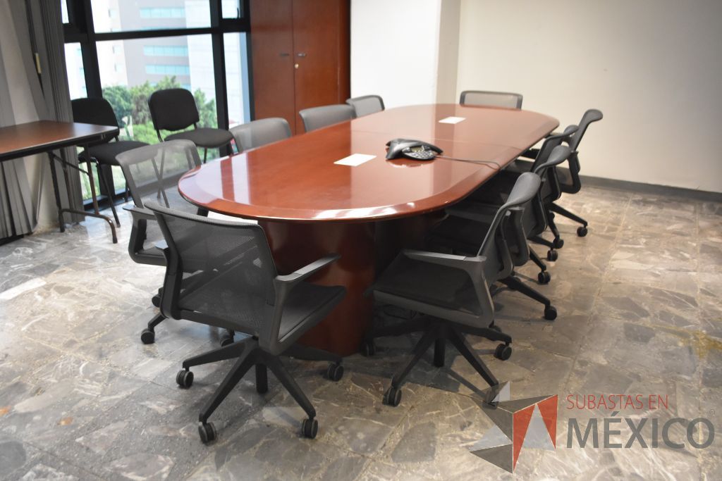Lote 104 - Mesa de juntas de madera con accesorios para conexiones en 2 piezas para 10 personas.