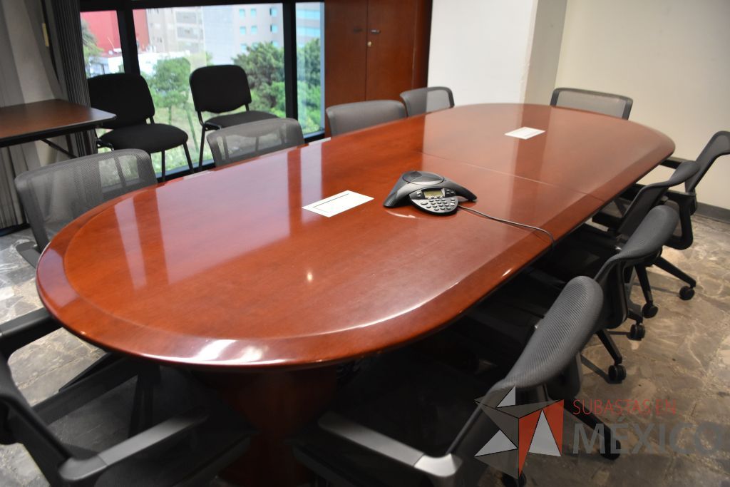 Lote 104 - Mesa de juntas de madera con accesorios para conexiones en 2 piezas para 10 personas. - Imagen 4