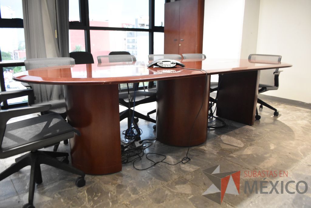 Lote 104 - Mesa de juntas de madera con accesorios para conexiones en 2 piezas para 10 personas. - Imagen 5