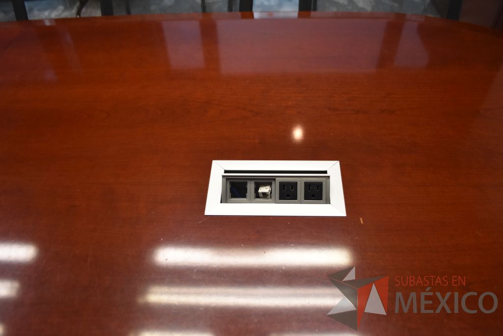 Lote 104 - Mesa de juntas de madera con accesorios para conexiones en 2 piezas para 10 personas. - Imagen 6