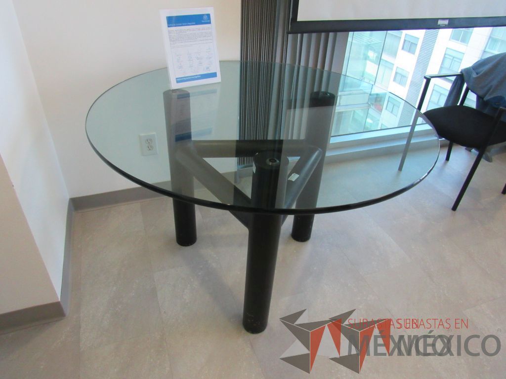 Lote 429 - Mesa redonda con superficie de cristal y patas metálicas