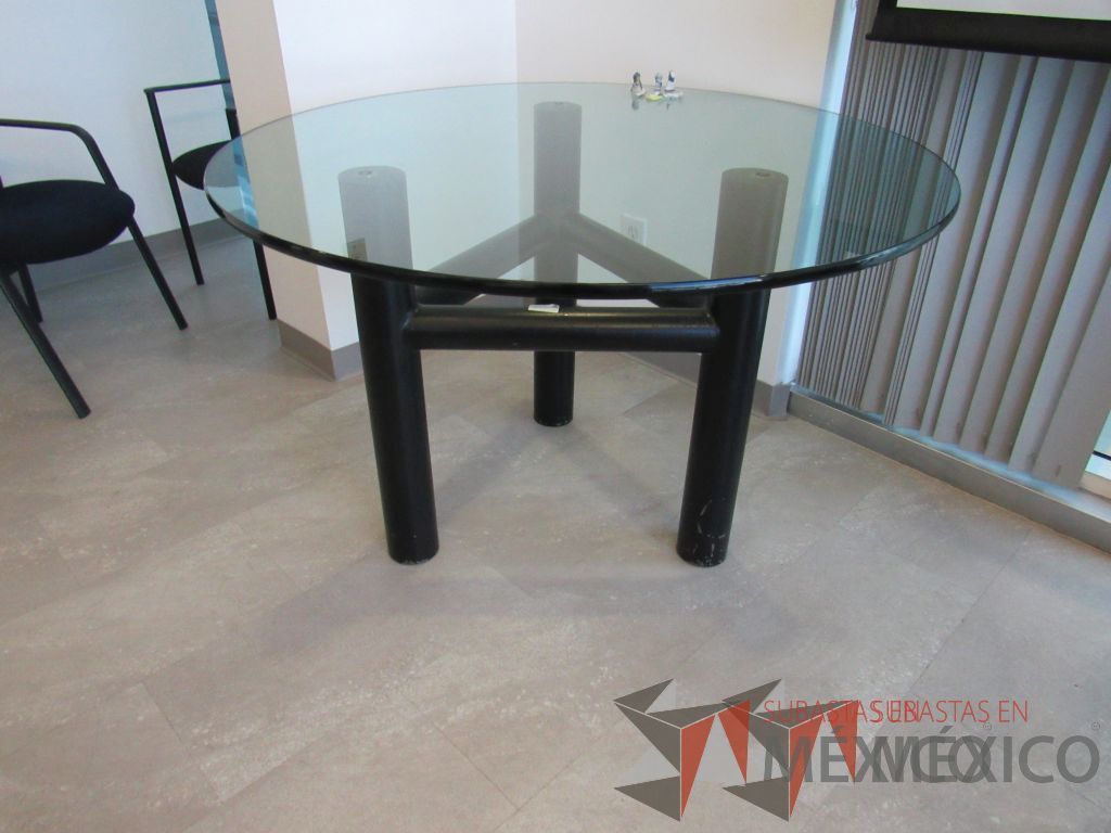 Lote 429 - Mesa redonda con superficie de cristal y patas metálicas - Imagen 8