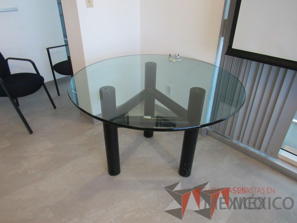 Lote 429 - Mesa redonda con superficie de cristal y patas metálicas - Imagen 9