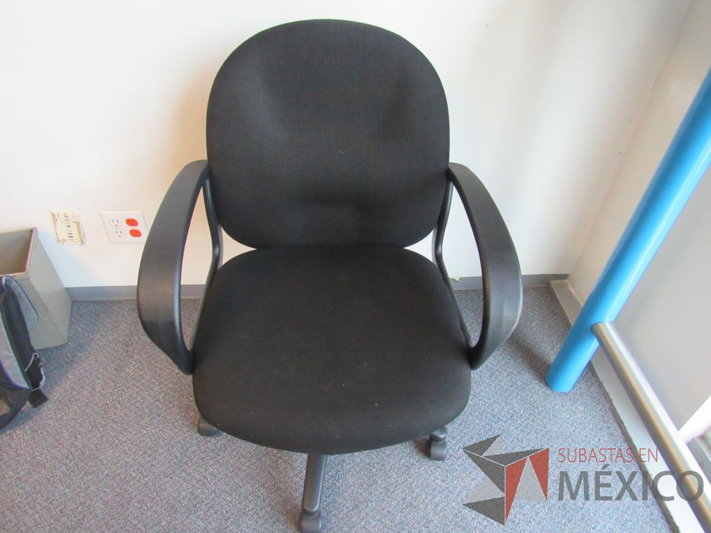 Lote 064 - 9 Sillas operativas con ruedas, con descansabrazos fijo, asiento y respaldo en tela color negro