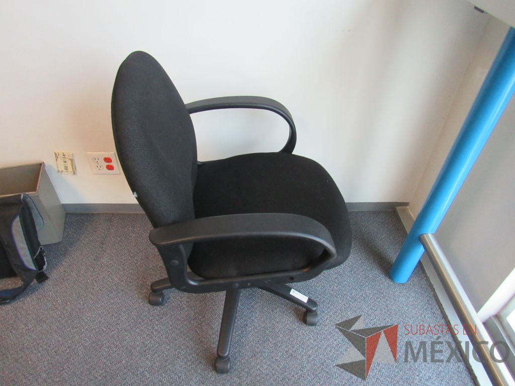 Lote 064 - 9 Sillas operativas con ruedas, con descansabrazos fijo, asiento y respaldo en tela color negro - Imagen 2