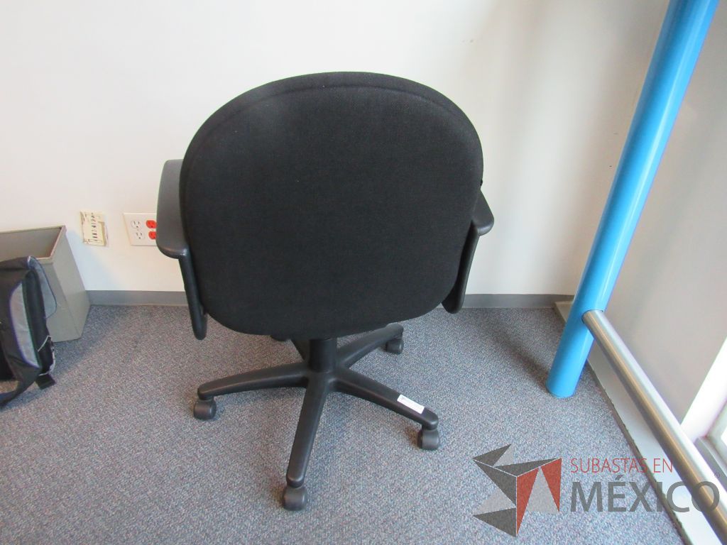 Lote 064 - 9 Sillas operativas con ruedas, con descansabrazos fijo, asiento y respaldo en tela color negro - Imagen 3