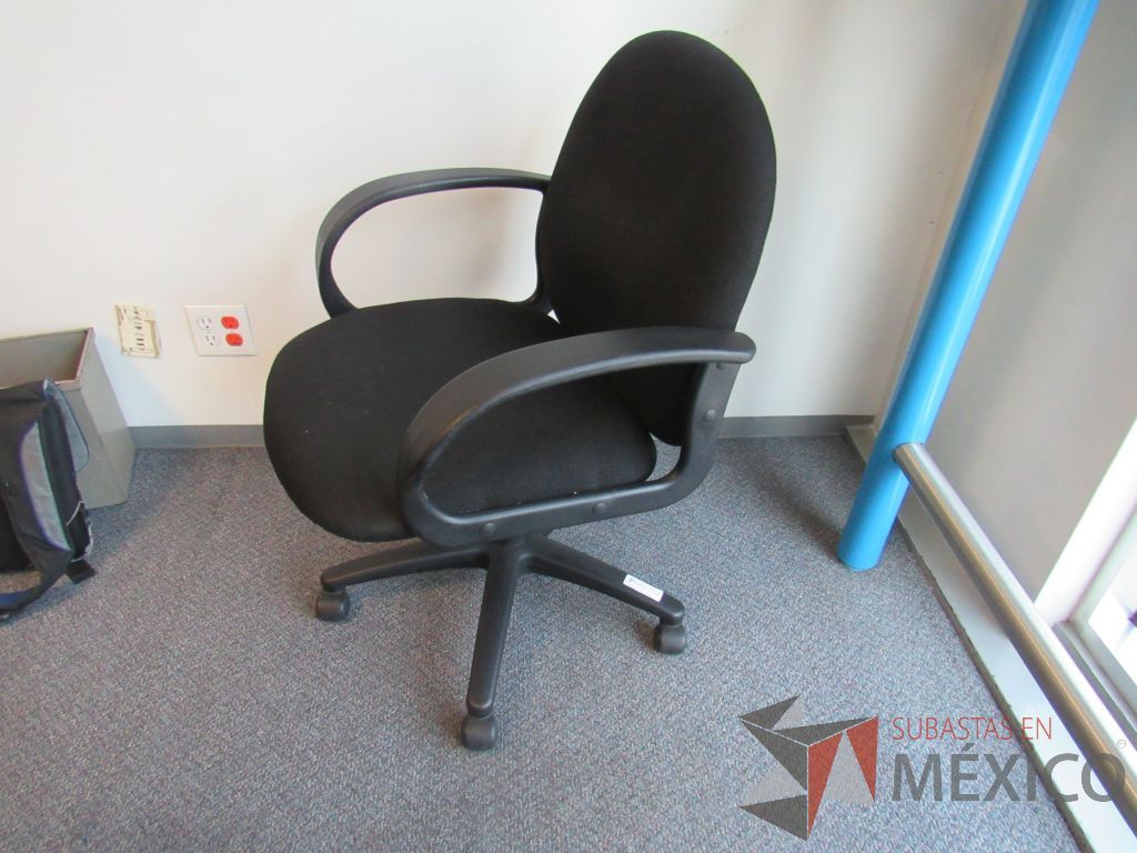 Lote 064 - 9 Sillas operativas con ruedas, con descansabrazos fijo, asiento y respaldo en tela color negro - Imagen 4