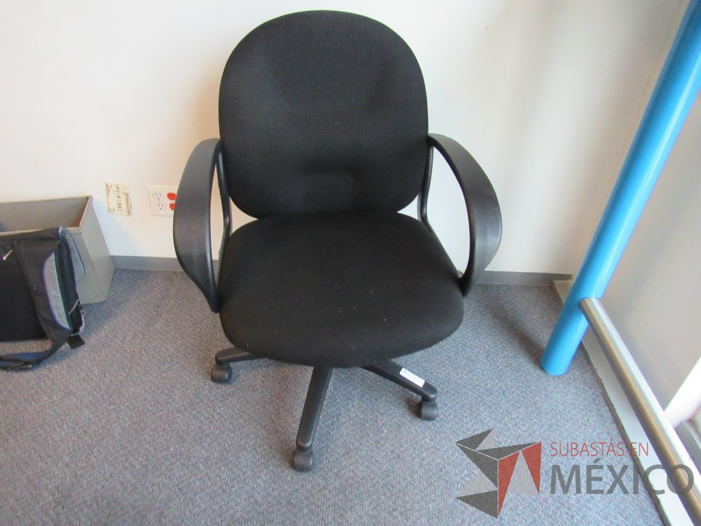 Lote 064 - 9 Sillas operativas con ruedas, con descansabrazos fijo, asiento y respaldo en tela color negro - Imagen 5