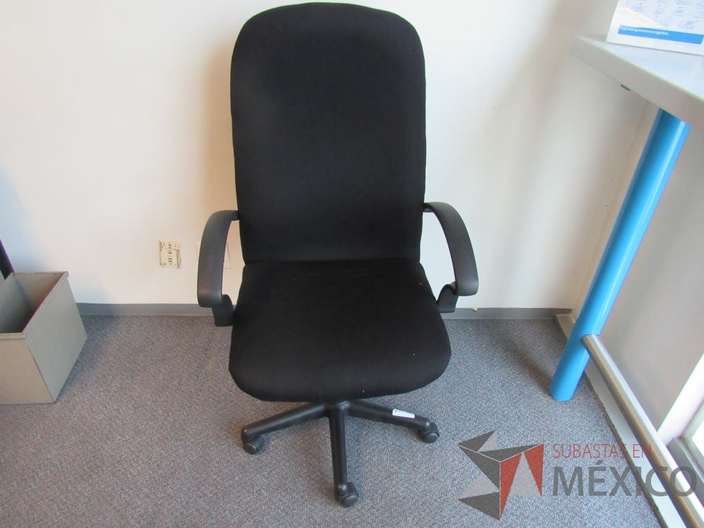 Lote 514 - 9 Sillas ejecutivas con ruedas, con descansabrazos fijo, asiento y respaldo en tela color negro - Imagen 2
