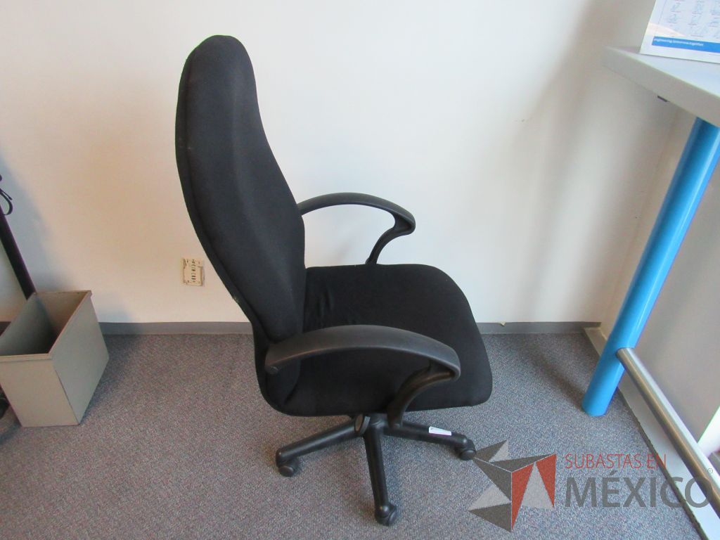 Lote 514 - 9 Sillas ejecutivas con ruedas, con descansabrazos fijo, asiento y respaldo en tela color negro - Imagen 3