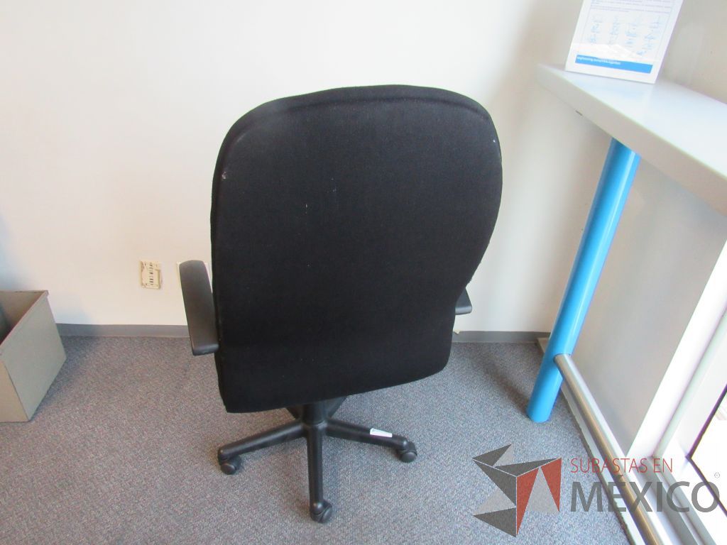 Lote 514 - 9 Sillas ejecutivas con ruedas, con descansabrazos fijo, asiento y respaldo en tela color negro - Imagen 4
