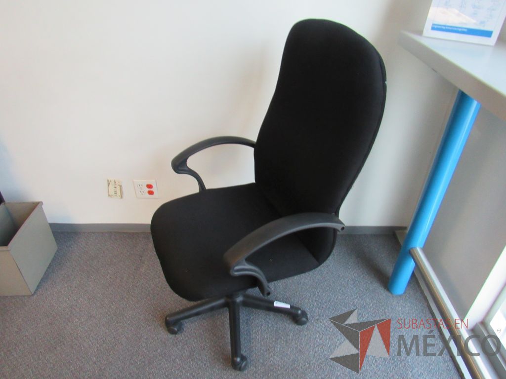 Lote 514 - 9 Sillas ejecutivas con ruedas, con descansabrazos fijo, asiento y respaldo en tela color negro - Imagen 5