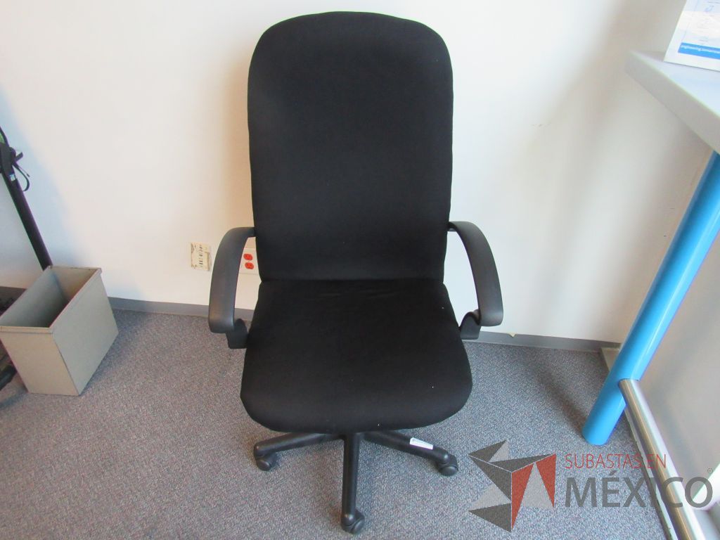 Lote 514 - 9 Sillas ejecutivas con ruedas, con descansabrazos fijo, asiento y respaldo en tela color negro