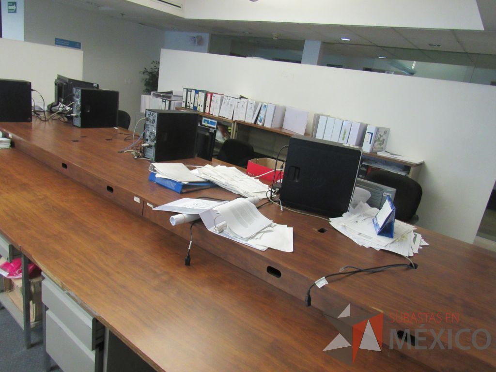 Lote 518 - Estación de trabajo para 6 personas y 2 vitrinas con 2 entrepaños - Imagen 4