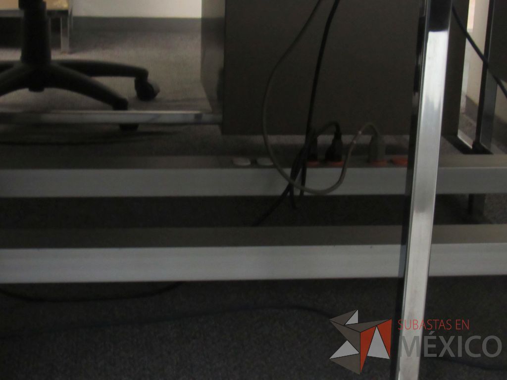 Lote 518 - Estación de trabajo para 6 personas y 2 vitrinas con 2 entrepaños - Imagen 5